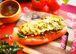 ワカモレホットドッグ  Guacamole  on a hot dog（ベーグルカフェZERO 尾久）