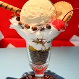ciwsパフェ（ネイビーブルー 福岡天神コンカフェ）