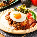 タンドリーチキン(骨無し)のガパオ飯【深夜】（ガパオライスとタコライス専門店 五反田 パーラーアレハンドラ）