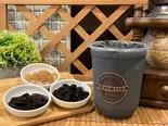 竹炭鉄観音烏龍ミルクティー（Taiwan＆Vietnam Cafe BLACK BREW 玉造駅前店）