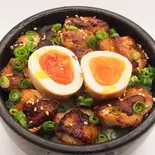 肉めし 熟成鶏 サラダセット Grilled chicken and half boiled egg bowl Salad set（肉めし 八）