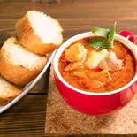 【当店人気No.2】グラーシュ(ガーリックパン付き)Goulash (with Garlic Bread)（dining bar KATE）