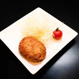 肉じゃがコロッケ1個(「食と酒」居酒屋かるだん)
