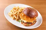 自家製スモークパインチーズバーガー（THE BURGER SHOP 393）