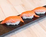 サーモン3貫（鮨・酒・肴 杉玉 天神）