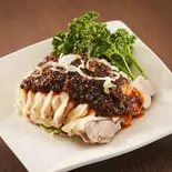 蒸し鶏食べれるラー油かけ Steamed Chicken with Chili Oil（楊福記 中華厨房）