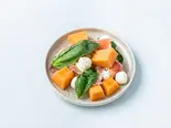 とろける完熟メロンのカプレーゼ（ミルキーグリーク 恵比寿店|グリークヨーグルト＆アサイー）