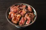 萬牛合盛り丼 肉1.5倍/ つぼ漬け、自家製辛子にんにく付（炭火たれ焼肉丼 萬牛カルビ 元住吉店）