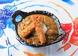エビフライと発酵牛すじカレー（発酵と燻製酒場 金魚）