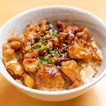 【人気No.2！】牛ホルモン丼 辛味噌味（元祖かしら丼専門店 かしら丼とホルモン丼の金太）