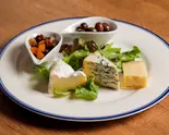 Assortiment de fromage オリーブとチーズの盛り合わせ グリーンサラダ添え（Le Parisien）