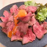 贅沢肉盛り半熟卵の熟成ローストビーフ丼（熟成ローストビーフ専門 禅 すすきの店）