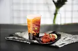 黒糖ロイヤルタピオカミルクティー M+手羽先ピリ辛1本（TOKI SEVEN TEA＆台湾ジーパイ、自家製唐揚げ 大塚店）