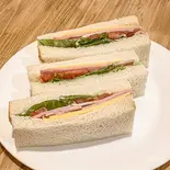 チェダーチーズとロースハムのサンドイッチ(ハーフサイズ)（珈琲食堂 クモノキレマ）