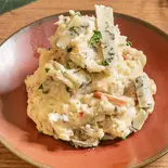 ブルーチーズの洋風ポテトサラダ（北海道じゃがバターとローストビーフ丼 むらかみ農場 江東森下店）