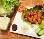 コチュジャン生サムギョプサルセット(甘辛)(コチュジャン生サムギョプサル、焼きキムチ、焼きニンニク、ネギサラダ、サンチュ、特製味噌ダレ)（韓国家庭料理ジャンモ 聖蹟桜ヶ丘店）