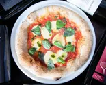 スモークチーズのマルゲリータ Margherita with Smoked Cheese（トラットリア アルベロ）