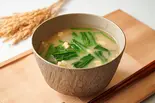 たっぷりほうれん草のお味噌汁（絶品揚げ物 とんとり屋 蕨中央）