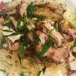藁焼きチキンのスパイスカルボナーラ（トラットリア アルベロ）