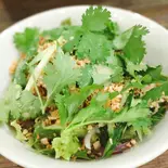 パクチーと蒸し鶏のパワーサラダ（Cafe POKAPOKA）