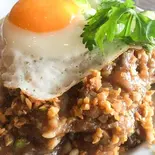 R8ガーリック豚肉ご飯/Deep-fried Pork with Garlic Pepper on Rice/ข้าวหมูทอดกระเทียม（タイ・アヨタヤ 立川本店）