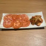 トマトスライスとキムチ(鉄板焼肉けんた)