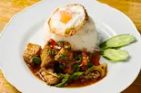53ガパオムーグローブ(揚げ豚肉ガパオ炒め)（タイ料理 ウライワン）