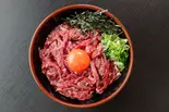 炙りユッケ丼(精肉・卸の肉バルsanoso)
