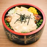豚バラ肉の味噌漬けとろろ丼（やじきたキッチン）