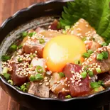 鰹(カツオ)と鰤(ブリ)の藁焼きユッケ（藁焼き 居酒茶屋 鑪）