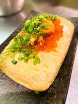 痛風(イクラとウニ乗せ)出汁卵焼き（和食居酒屋MARU）