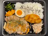 グリルチキンステーキ弁当 /目玉焼き（蔵前堂）