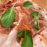 生ハムの盛り合わせとピザ生地のパン Assorted Uncured Hams with Pizza Dough Bread（トラットリア アルベロ）