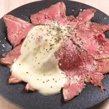 チーズ流れる熟成ローストビーフ丼（熟成ローストビーフ専門 禅 すすきの店）