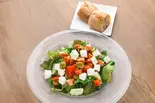 フェタチーズとオリーブのギリシャ風サラダ（レストラン ラ・セゾン）