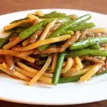 にんにくの芽と牛肉の炒め（中国飯店 福龍門）
