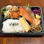 鮭の塩焼き弁当と日替わりおばんざい7品付き弁当（KAWAKENキッチン）