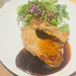 チキンステーキ黒胡椒ソース【ライス・サラダ付き】(diningbar tsubaki)