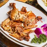 骨付きチキンレッグ揚げ Fried Bone-In Chicken Legs（餃子酒場 豊葉 千葉本店）