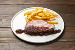 蜂蜜とローズマリーでマリネした豚肩ロースのローストポーク シャリアピンソース フライドポテト付き（maison de A+）
