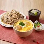 親子丼ミニそばセット※漬物は付きません（蕎麦と天ぷら 山わさび 北8条店）