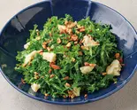 カーリーケールとカマンベールのナッツサラダ Curly Kale Salad with Camembert & Nuts（FLOWS GRILL | BAR 中野）