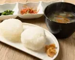 塩むすび2個+日替わり汁物とちょこっと惣菜のおまかせセット(ヤマショウのごはん)
