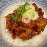 ヤンニョンチキン丼（COMMA）