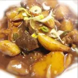 牛肉とじゃが芋しょう油煮込み（中華食府金悦）