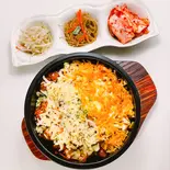 チーズプルダック丼(激辛)(韓国惣菜3品付,ご飯大盛り無料)（韓国家庭料理ジャンモ 津田沼店）