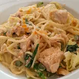サーモンと季節野菜のトマトクリームパスタ（本格イタリアン TRATTORIA AL MOMENTO）
