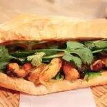 チキンのピリ辛サテトムバインミー bánh mì gà nướng satế tôm（ベトナム料理 アオザイレストラン）