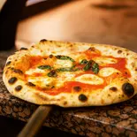 マルゲリータピザとグリルチキンサラダのお得セット（本格イタリアン TRATTORIA AL MOMENTO）