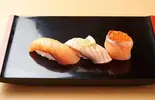 国産サーモンにぎり三種（立喰い寿司＆BAR鮨處八千代 四ツ谷店）